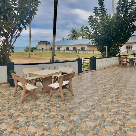Aqil Beach Inn Marang Exterior photo