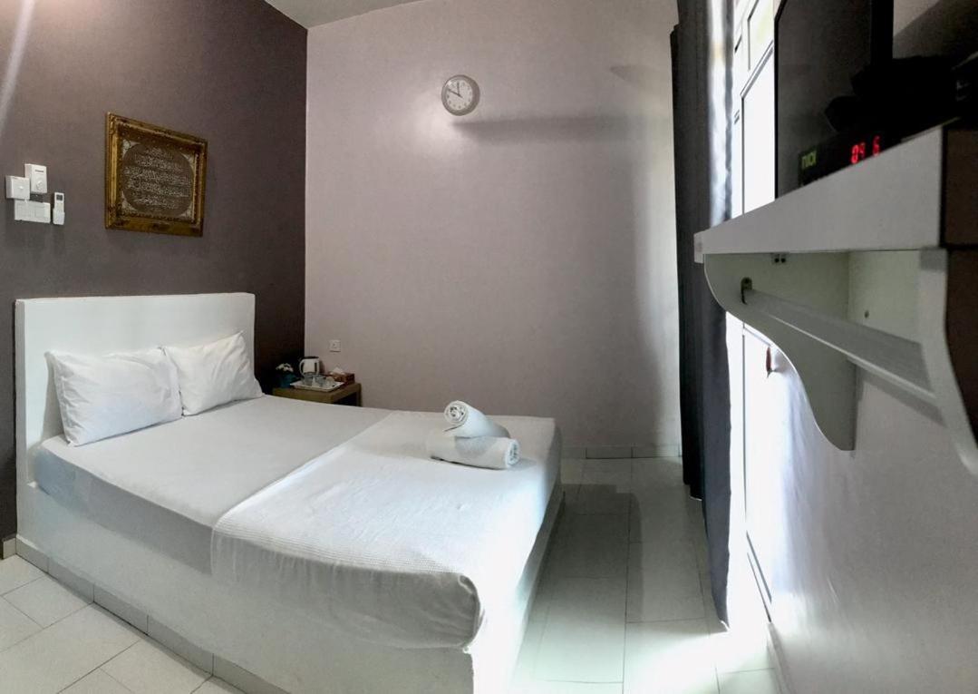 Aqil Beach Inn Marang Exterior photo